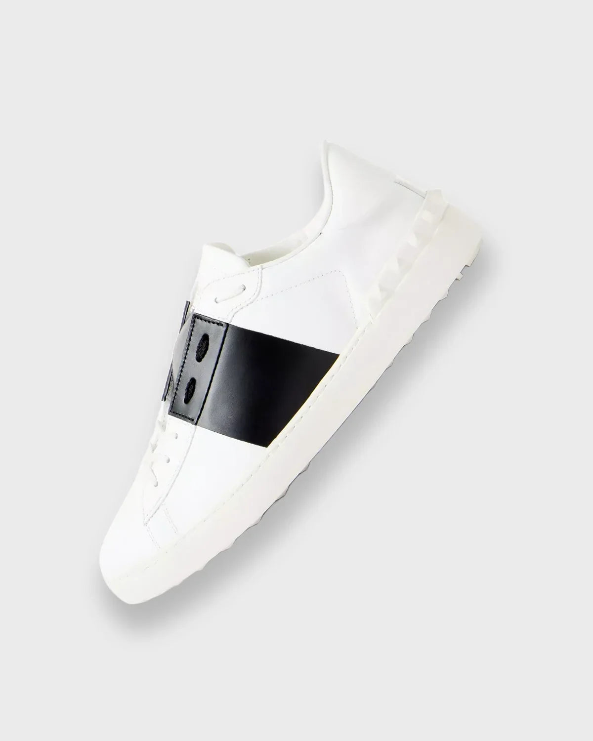 STUDDED SNEAKER